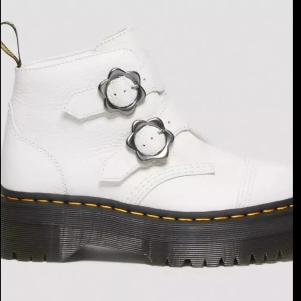 Dr. Martens FIRE! NIB! Devin Flower Buckle Leather Platform Boots in White. Sz 7